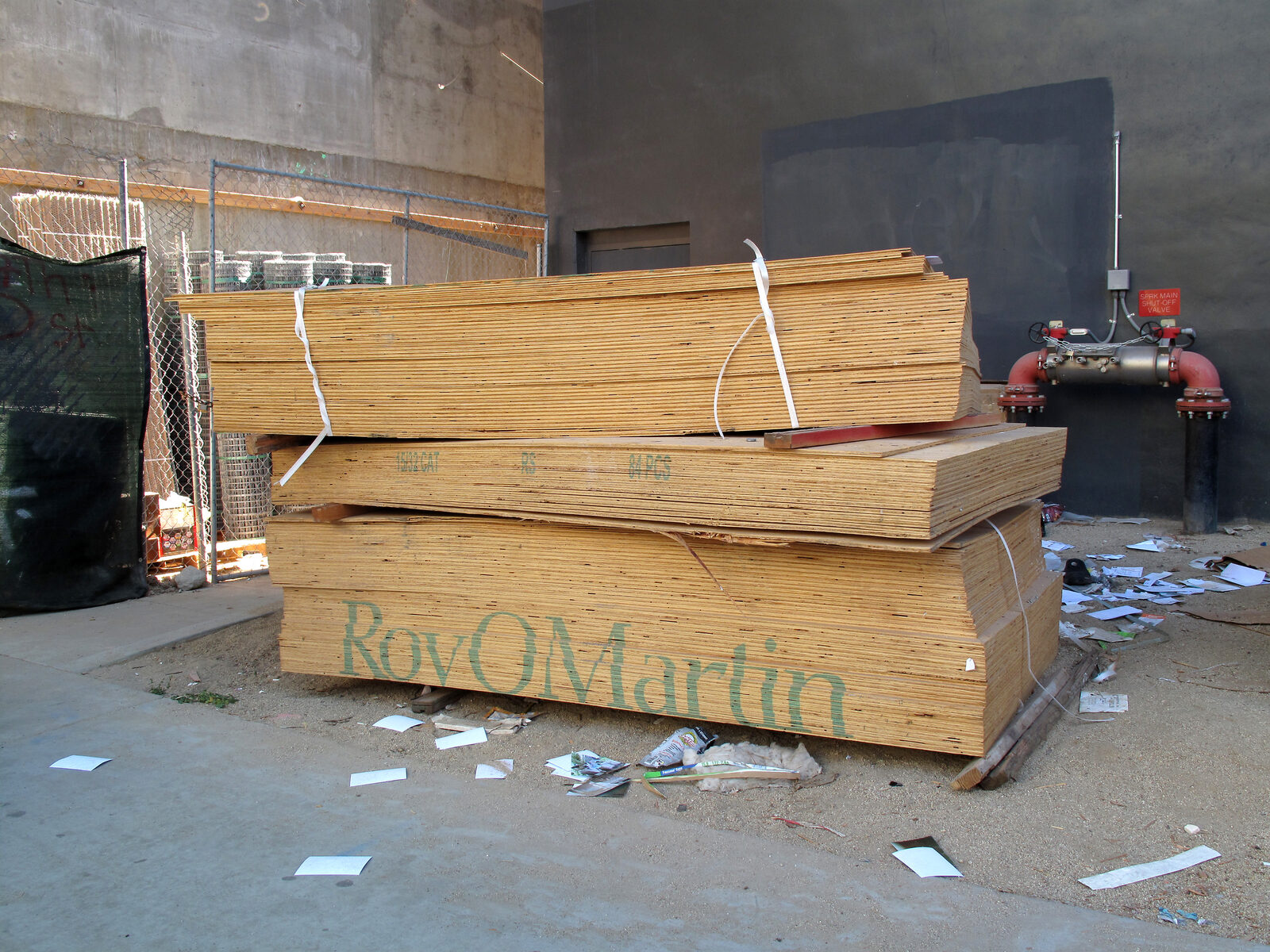İstiflenmiş plywood levha paketleri