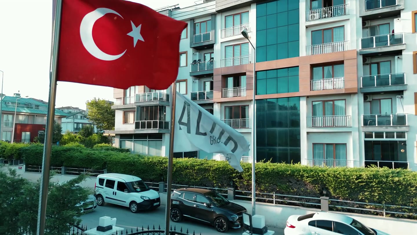 Alor Grup merkezinde Türk ve Alor bayrakları